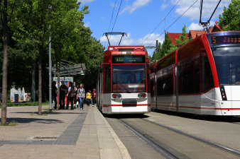 zwei Straßenbahnen begegnen sich im Haltestellenbereich Ilversgehofener Platz