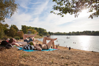 Menschen am See