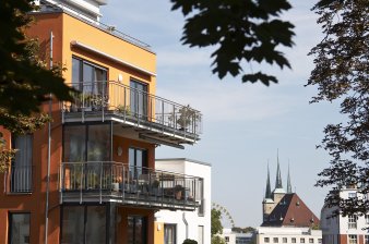 modernes Wohnhaus mit großem Balkon und Domblick