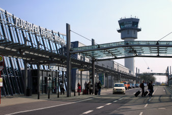 Eingang des Flughafengebäudes mit Reisenden