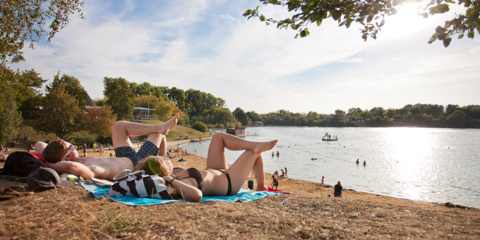 Menschen am See