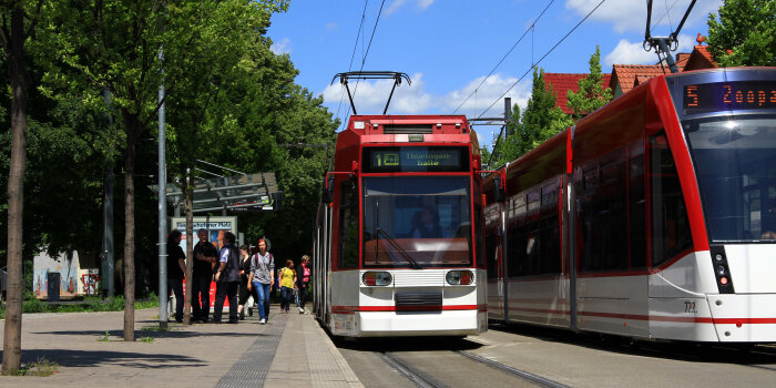 zwei Straßenbahnen begegnen sich im Haltestellenbereich Ilversgehofener Platz