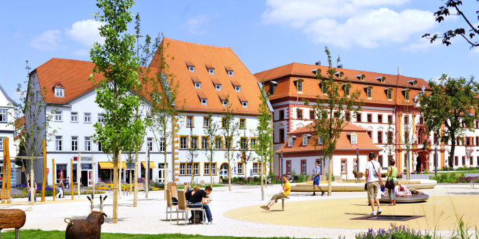 Parkfläche mit Grün und Spielplatz in der Innenstadt