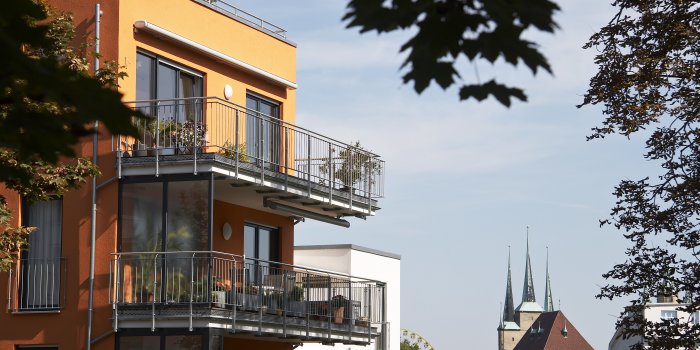 modernes Wohnhaus mit großem Balkon und Domblick