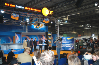 In der Kulisse des ZDF Sportstudios werden Moderator und Sportler gefilmt