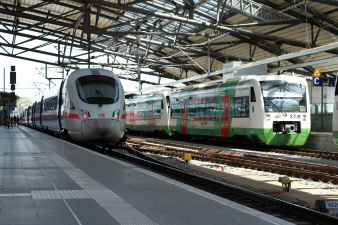 ICE und Zug der Südthüringenbahn für den Schienennahverkehr nebeneinander im Erfurter Bahnhof