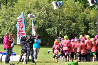 Eine Gruppe Kinder wird auf der Ega von einem Kamerateam gefilmt