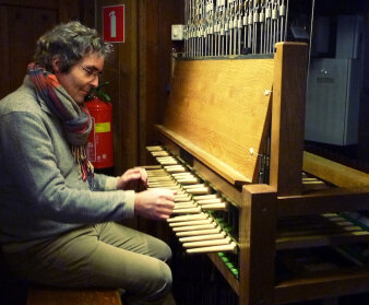 ein Mann spielt an einem Stockenklavier