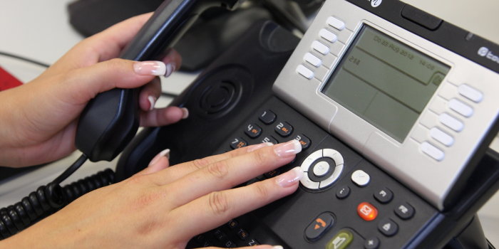 Foto: Telefon © Stadtverwaltung Erfurt Detailaufnahme vom Bedienen eines Bürotelefons auf dem Schreibtisch