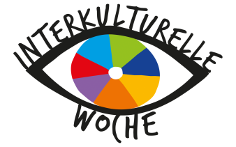 Wort-Bild-Marke der interkulturellen Woche. Zu sehen ist ein Auge dessen Iris in Regenbogenfarben gestaltet ist und an den Augenlidern Interkulturelle Woche geschrieben steht.