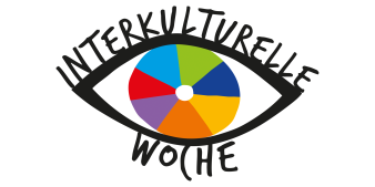 Grafik: Interkulturelle Woche © Ökumenischer Vorbereitungsausschuss zur Interkulturellen Woche Wort-Bild-Marke der interkulturellen Woche. Zu sehen ist ein Auge dessen Iris in Regenbogenfarben gestaltet ist und an den Augenlidern Interkulturelle Woche geschrieben steht.