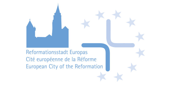 Silhouette zweier Kirchtürme und Schriftzug in drei Sprachen: Reformationsstadt Europas