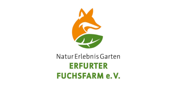 Orangener Fuch mit grünem Blatt und Schriftzug