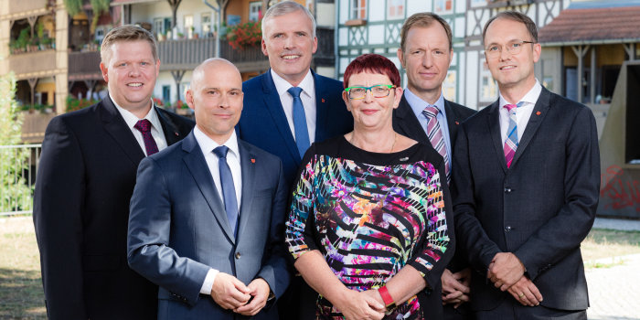 Foto: Gruppenfoto der Beigeordneten mit Oberbürgermeister (09/2019) © Stadtverwaltung Erfurt / Matthias Eckert Sechs Personen, eine Frau und fünf Männer