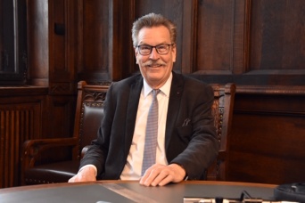 Dietrich Hagemann Foto eines sitzenden Mannes