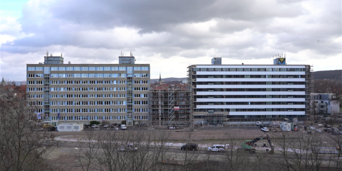 zwei Bürogebäude mit einem Verbindungsbau