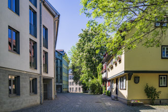 Gasse mit Kopfsteinpflaser, rechts die Studentenburse der Universität Erfurt