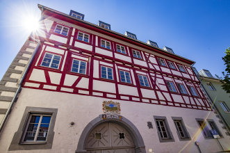 historisches Fachwerkhaus mit Emblem über Torbogen