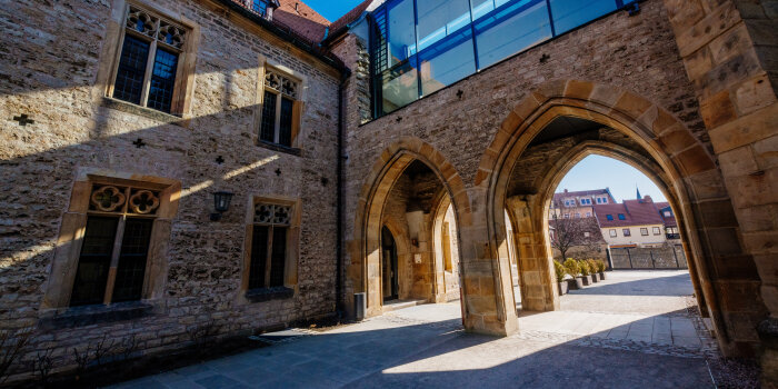 Innenhof des Augustinerklosters mit restauriertem Anbau