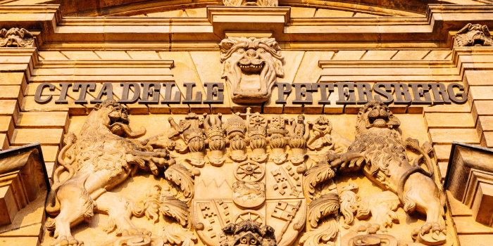 Foto: Zitadelle Petersberg © Stadtverwaltung Erfurt Relief und Schriftzug über dem Eingangsportal zur Festung