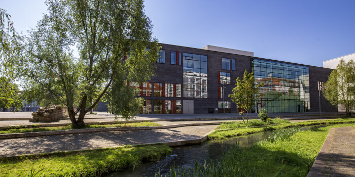Foto: Theater Erfurt © Stadtverwaltung Erfurt / Vitalik Gürtler Blick über kleinen Kanal zur Nordseite des Theatergebäudes
