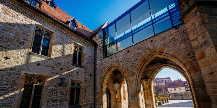 Innenhof des Augustinerklosters mit restauriertem Anbau