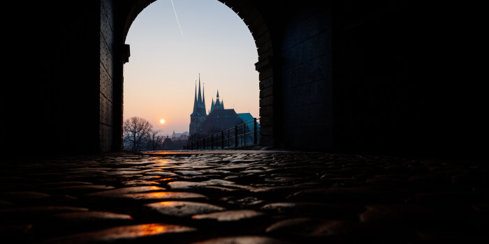 Blick durch Zugangsportal der Zitadelle auf Dom und Severikirche