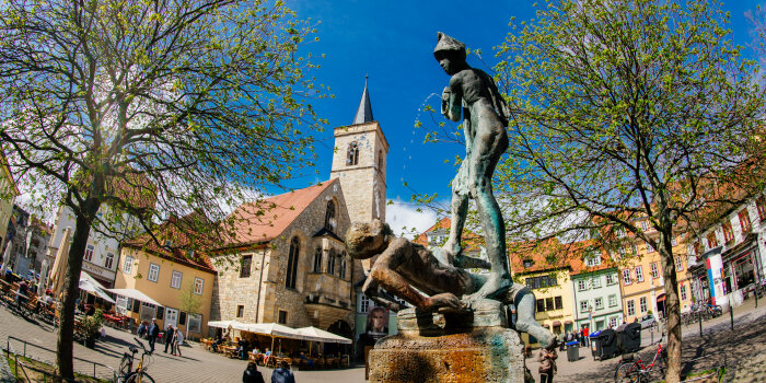 Bronzestatue mit Wasserstrahl auf dem Wenigemarkt