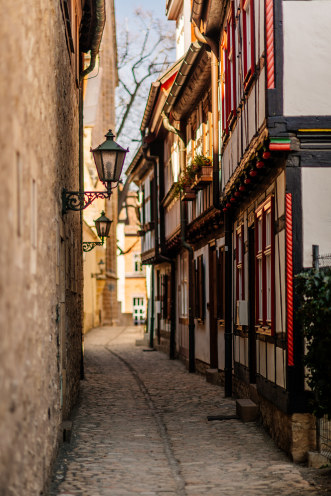 Kirchgasse – Blick südwärts enge Gasse mit Fachwerkhäusern; links die Mauer zum Augustinerkloster