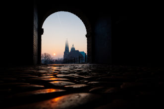Erfurt Dom bei Sonnenaufgang Blick durch Zugangsportal der Zitadelle auf Dom und Severikirche