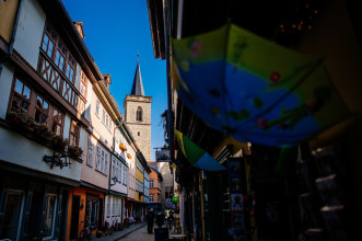 Blick von der Krämerbrücke auf bunte Häuserzeile