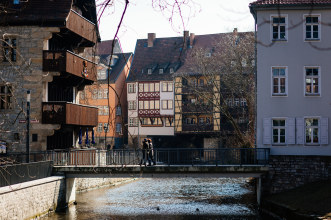 Dämmchen mit Krämerbrücke im Hintergrund Fußgängerbrücke über Fluss Gera; linkerhand Augustiner
