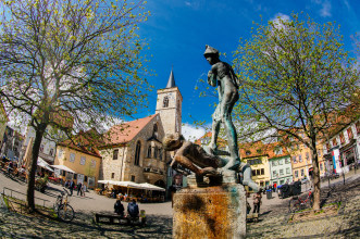 Brunnen mit Bronzeskulptur „Raufende Knaben“ auf dem Wenigemarkt mit Ägidienkirche Bronzestatue mit Wasserstrahl auf dem Wenigemarkt