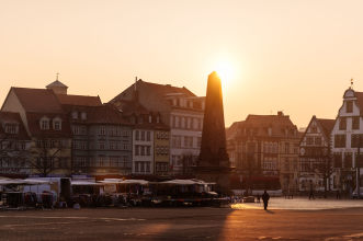 Markt auf dem Domplatz Markttreiben bei Sonnenaufgang