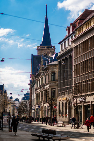 Fußgängerzone mit Blick auf Turm der Bartholomäuskirche