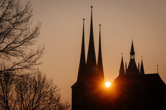 Severikirche und der Erfurter Dom im Sonnenaufgang Sonnenaufgang zwischen zwei schattigen Gebäuden