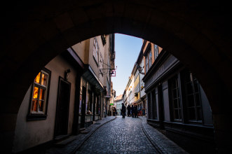 Blick durch die Unterführung der Ägidienkirche auf die Brücke