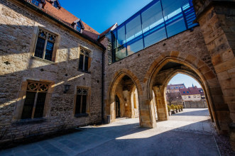 Innenhof des Augustinerklosters mit restauriertem Anbau