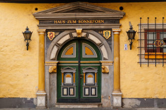 Haus zum Sonneborn – Standesamt dekorativer Torbogen mit Schriftzug