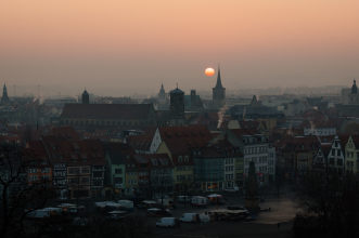 Domplatz und Altstadt bei Sonnenaufgang Blick auf Altstadt, Marktstände werden gerade aufgebaut
