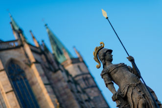 Minervabrunnen auf dem Domplatz Statue vor Dom