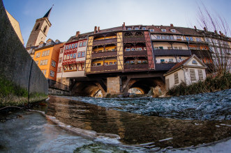 Krämerbrücke aus Froschperspektive über fließenden Fluss