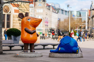 Maus und Elefant auf dem Anger Skulpturen der KIKA-Figuren auf dem Anger