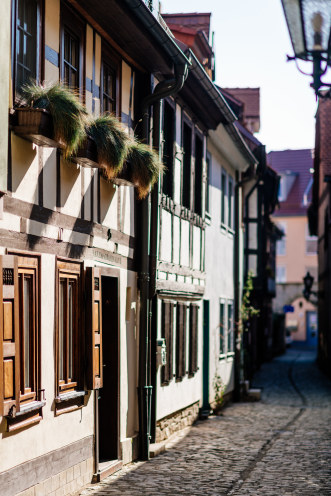 Enge Gasse mit Fachwerkhäusern; rechts die Mauer zum Augustinerkloster