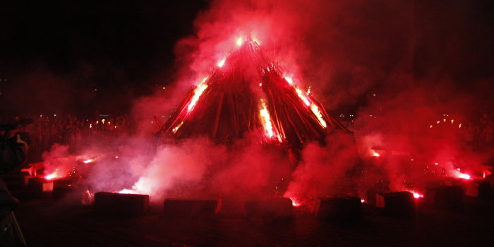 Loderndes Feuer zum Tanz in den Mai.