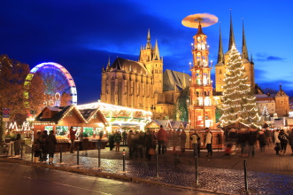Weihnachtsmarkt mit Riesenrad, Pyramide und Weihnachtsbaum vor beleuchtetem Ensemble von Dom und Severi