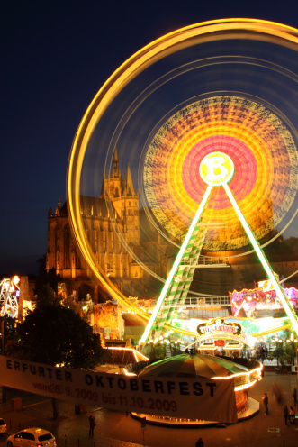 Riesenrad und weitere Fahrgeschäfte auf dem Erfurter Domplatz.