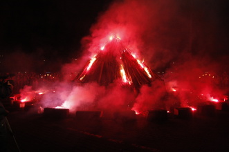 Loderndes Feuer zum Tanz in den Mai.