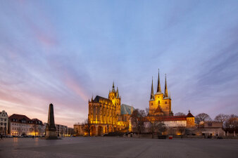 Domplatz mit Obelisk im Vordergrund, Mariendom und Severikirche im Hintergrund