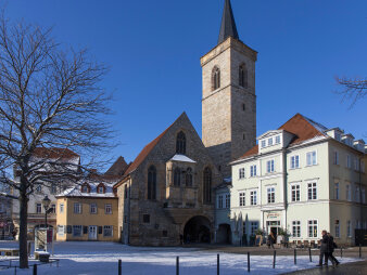 Blick auf den verschneiten Wenigemarkt mit kahlen Bäumen und die Ägidienkirche.
